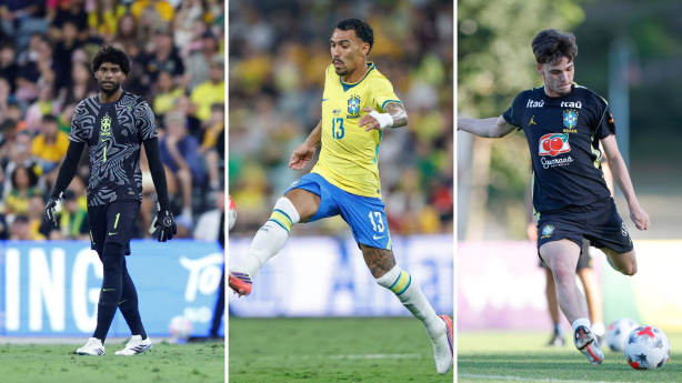 Jogadores Hugo Souza, Matheuzinho e Breno Bidon vestindo a camisa da Seleção Brasileira.