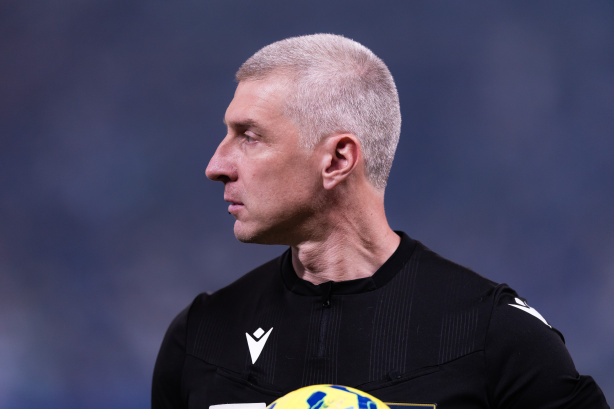O árbitro Anderson Daronco em campo durante partida do Corinthians.