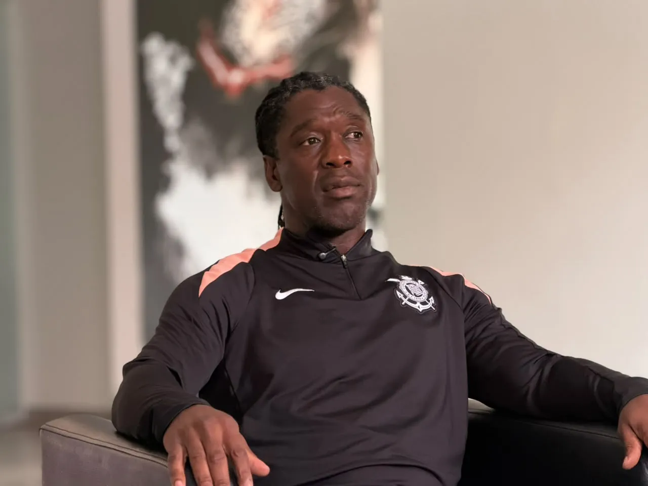 Técnico Clarence Seedorf orientando o treino do elenco do Corinthians no CT Joaquim Grava. Técnico Clarence Seedorf orientando o treino do elenco do Corinthians no CT Joaquim Grava.