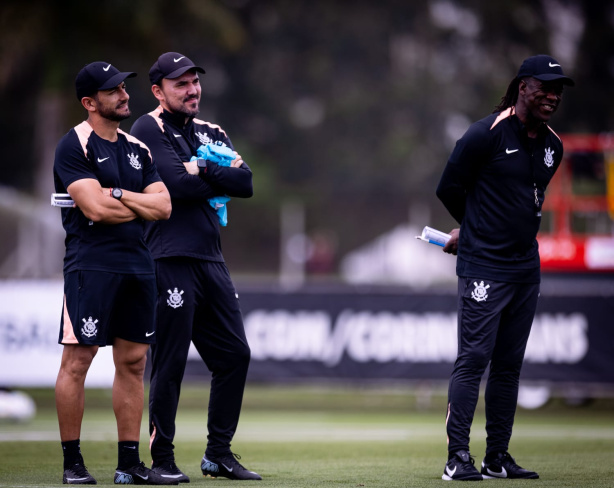 Técnico Clarence Seedorf orientando treino no CT Dr. Joaquim Grava Técnico Clarence Seedorf orientando treino no CT Dr. Joaquim Grava