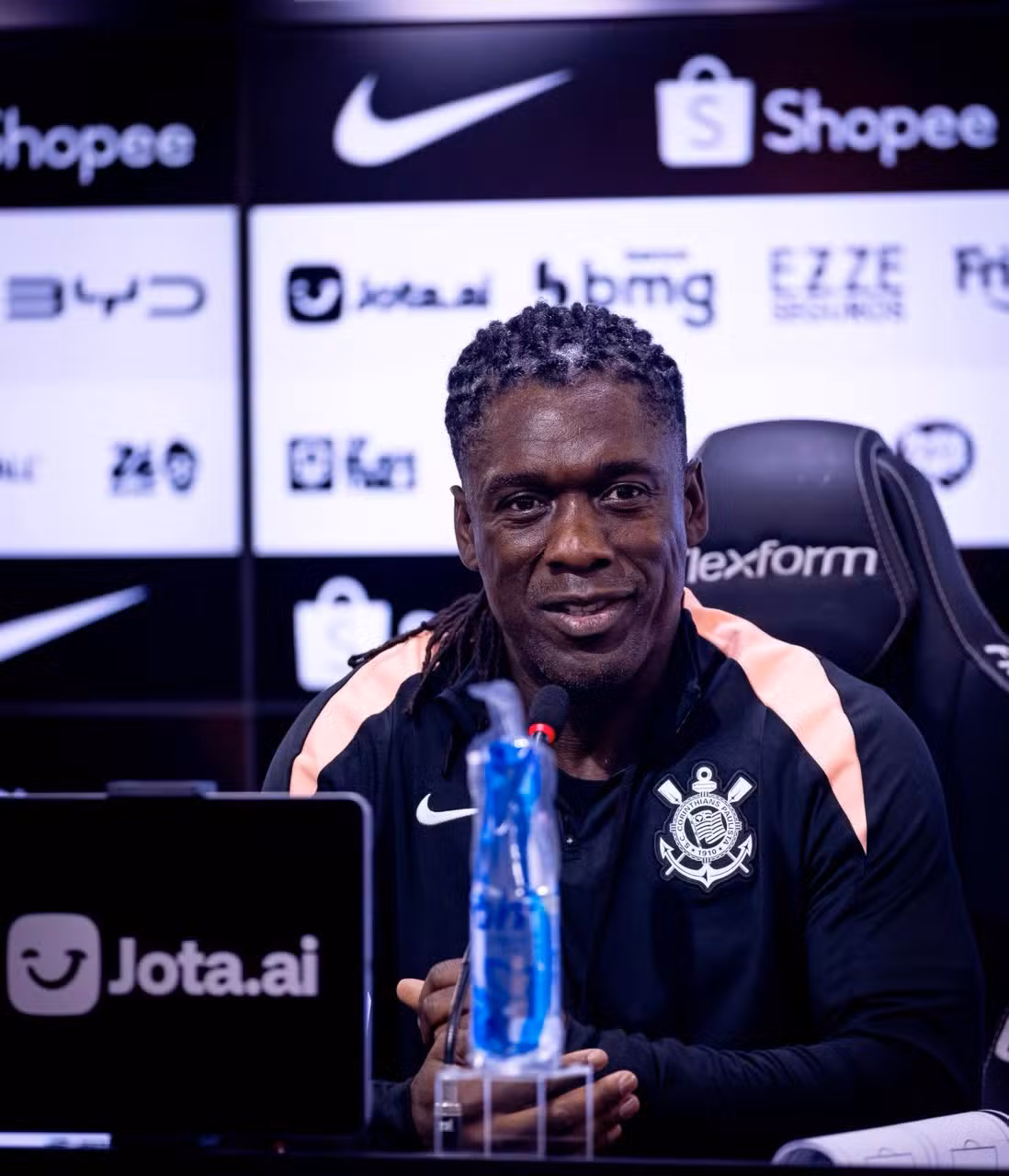 Seedorf durante treinamento no CT Joaquim Grava do Corinthians