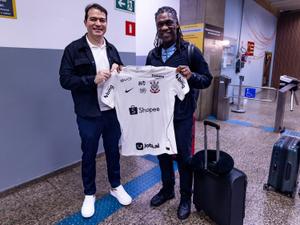 Clarence Seedorf em seu primeiro dia de trabalho no CT do Corinthians