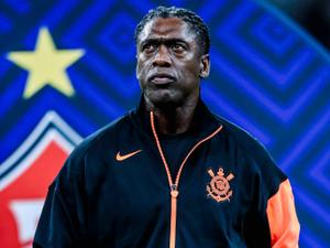 Seedorf gesticulando no banco de reservas durante jogo do Corinthians. Seedorf gesticulando no banco de reservas durante jogo do Corinthians.