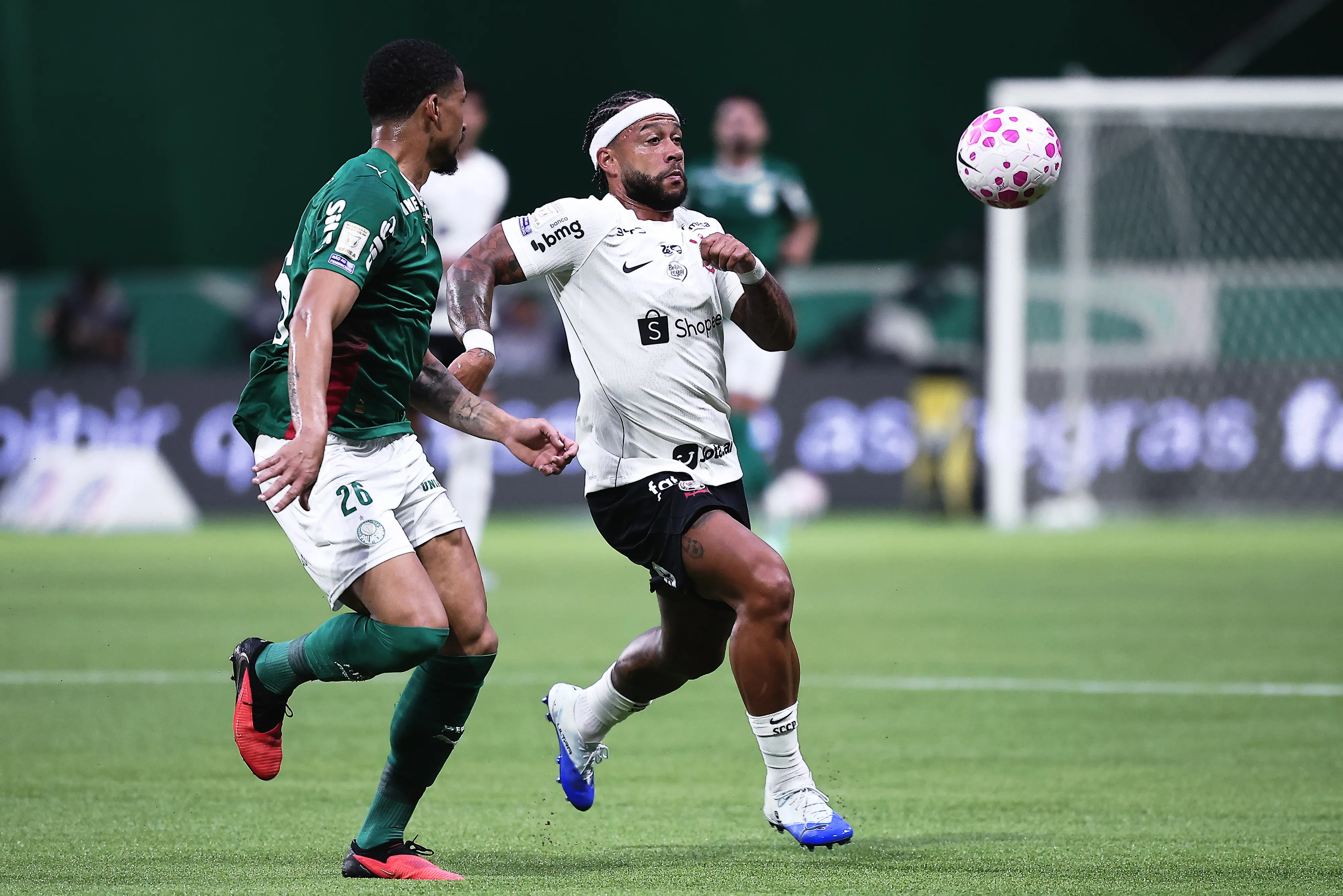 Atacante Memphis Depay lamenta lance durante partida do Corinthians.
