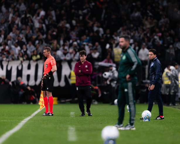 Fernando Diniz gesticula à beira do gramado durante partida do Corinthians. Fernando Diniz gesticula à beira do gramado durante partida do Corinthians.