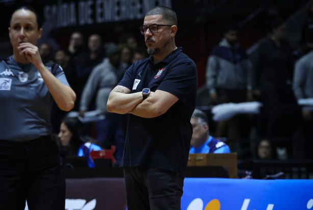 Técnico Jece Leite orientando a equipe de basquete do Corinthians em quadra. Técnico Jece Leite orientando a equipe de basquete do Corinthians em quadra.