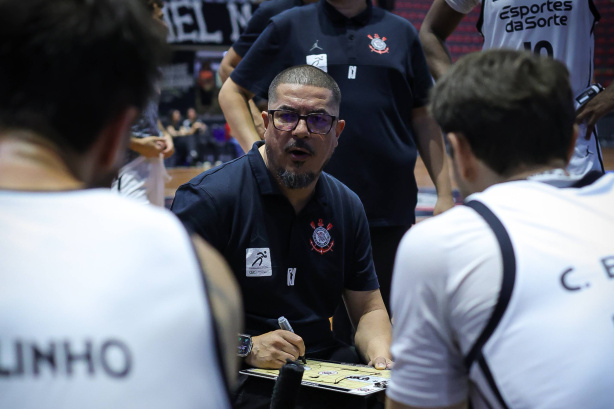 Técnico Jece Leite orientando o time de basquete do Corinthians em quadra