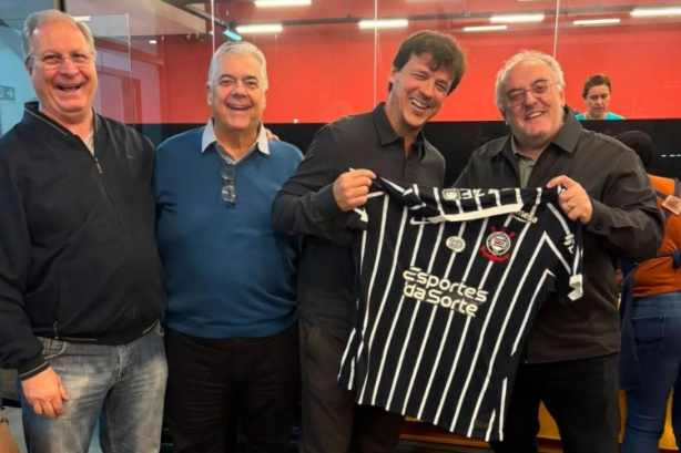 Fernando Diniz sorridente durante a entrega do título de Sócio Benemérito no Clube Esportivo da Penha Fernando Diniz sorridente durante a entrega do título de Sócio Benemérito no Clube Esportivo da Penha