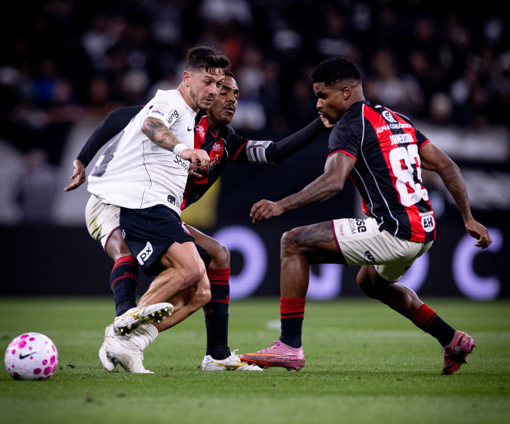 Jogadores do Corinthians em campo na Neo Química Arena durante partida contra o Vitória. Jogadores do Corinthians em campo na Neo Química Arena durante partida contra o Vitória.