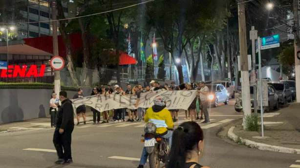 Torcedores protestam na frente do Parque São Jorge contra a gestão de Osmar Stabile