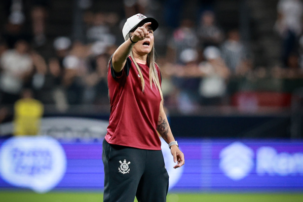Emily Lima, técnica do Corinthians Feminino, orienta a equipe durante treino na Neo Química Arena. Emily Lima, técnica do Corinthians Feminino, orienta a equipe durante treino na Neo Química Arena.
