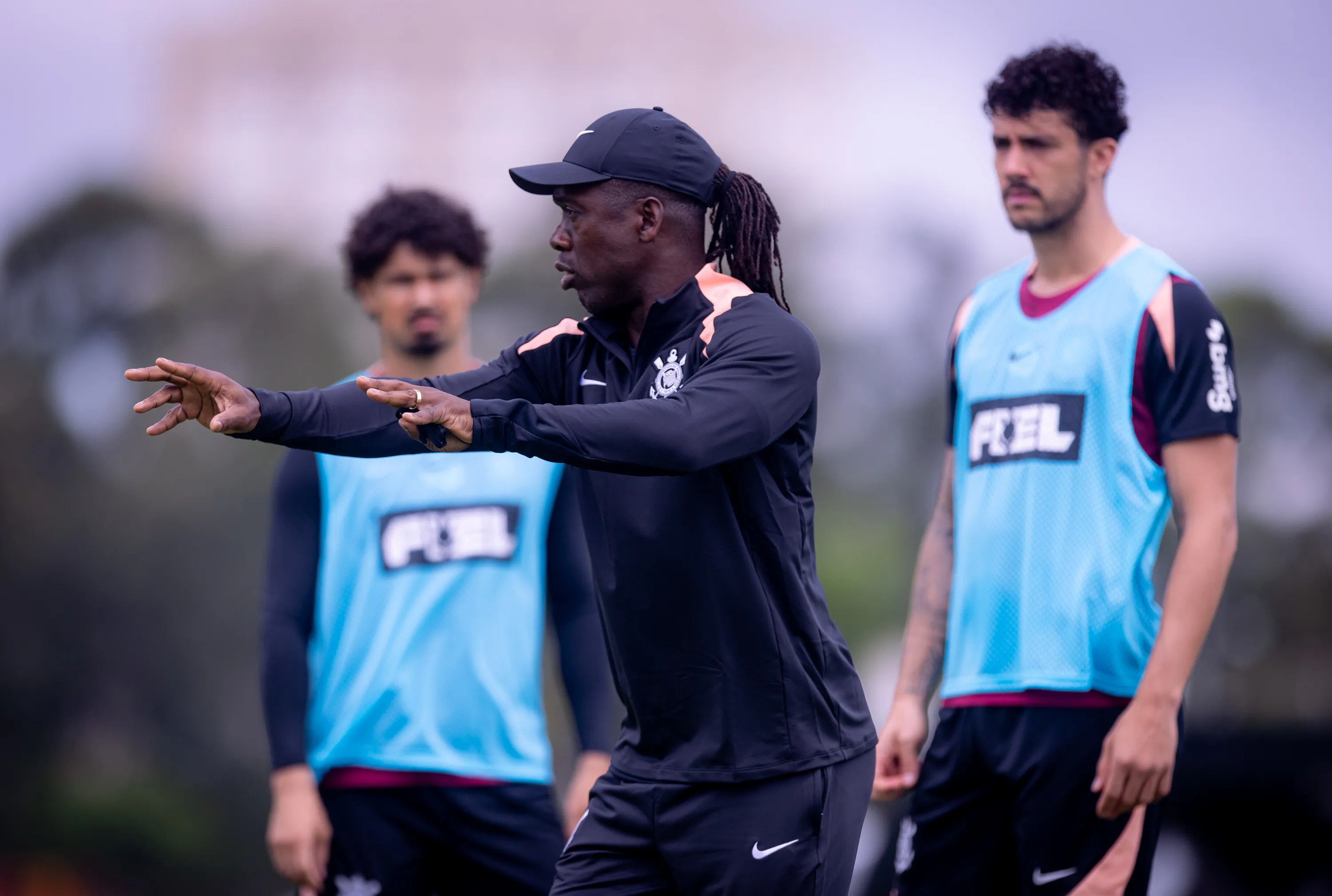 Treinador Seedorf conversando com jogadores do elenco durante treino no CT Joaquim Grava. Treinador Seedorf conversando com jogadores do elenco durante treino no CT Joaquim Grava.