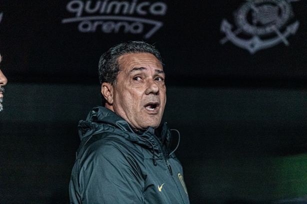 Logotipo do Corinthians ao centro com fundo escuro Logotipo do Corinthians ao centro com fundo escuro