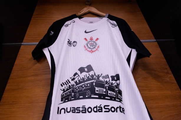 Camisa do Corinthians com logo de patrocinador de apostas, remetendo à suspensão do vínculo.