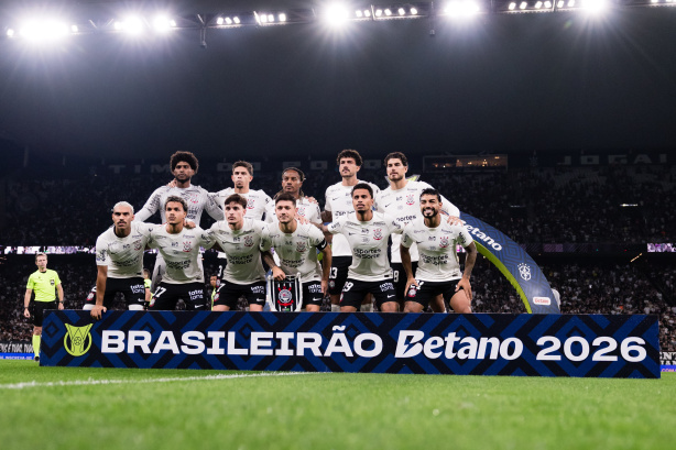 Jogadores do Corinthians em campo durante partida do Campeonato Brasileiro.