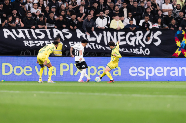 Jogadores do Corinthians comemoram gol durante partida na Neo Química Arena Jogadores do Corinthians comemoram gol durante partida na Neo Química Arena
