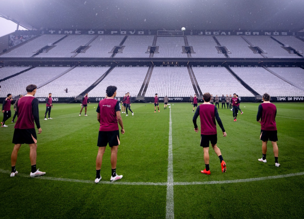 Jogadores do Corinthians durante treinamento na Neo Química Arena Jogadores do Corinthians durante treinamento na Neo Química Arena