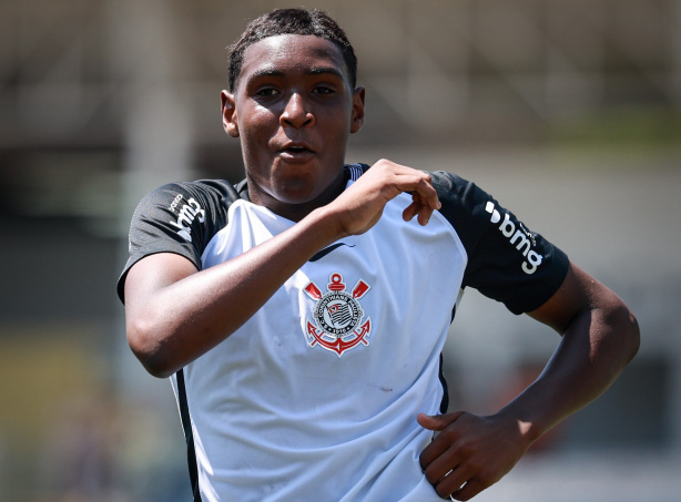 Jogadores do Corinthians Sub-17 comemoram gol em partida no Estádio Bruno José Daniel.