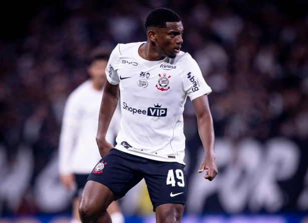 Volante André Luiz com a camisa do Corinthians em treino no CT Joaquim Grava. Volante André Luiz com a camisa do Corinthians em treino no CT Joaquim Grava.