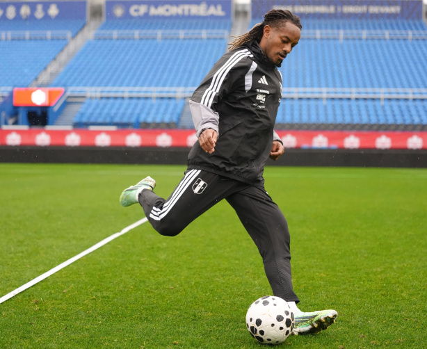 O volante André Carrillo durante treino com a camisa da seleção do Peru.