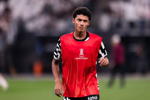 Zagueiro Iago Machado treinando com o elenco profissional do Corinthians Zagueiro Iago Machado treinando com o elenco profissional do Corinthians