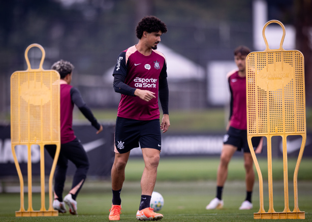 Zagueiro André Ramalho durante sessão de treino no CT do Corinthians. Zagueiro André Ramalho durante sessão de treino no CT do Corinthians.